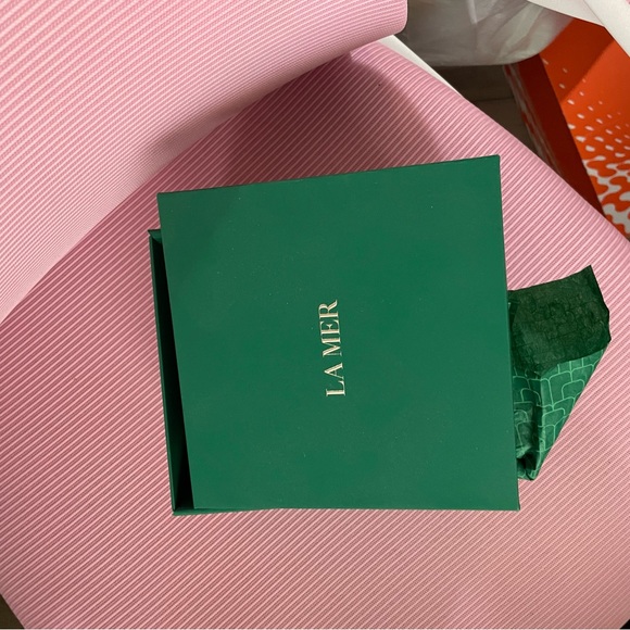 La Mer empty gift box with good material. Come with paper wrap - Picture 2 of 8